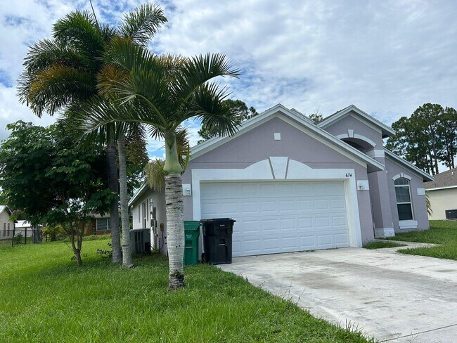 property at 674 SE Thornhill Dr