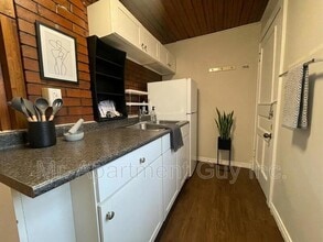 12 Carrick Ave in Hamilton, ON - Building Photo - Building Photo