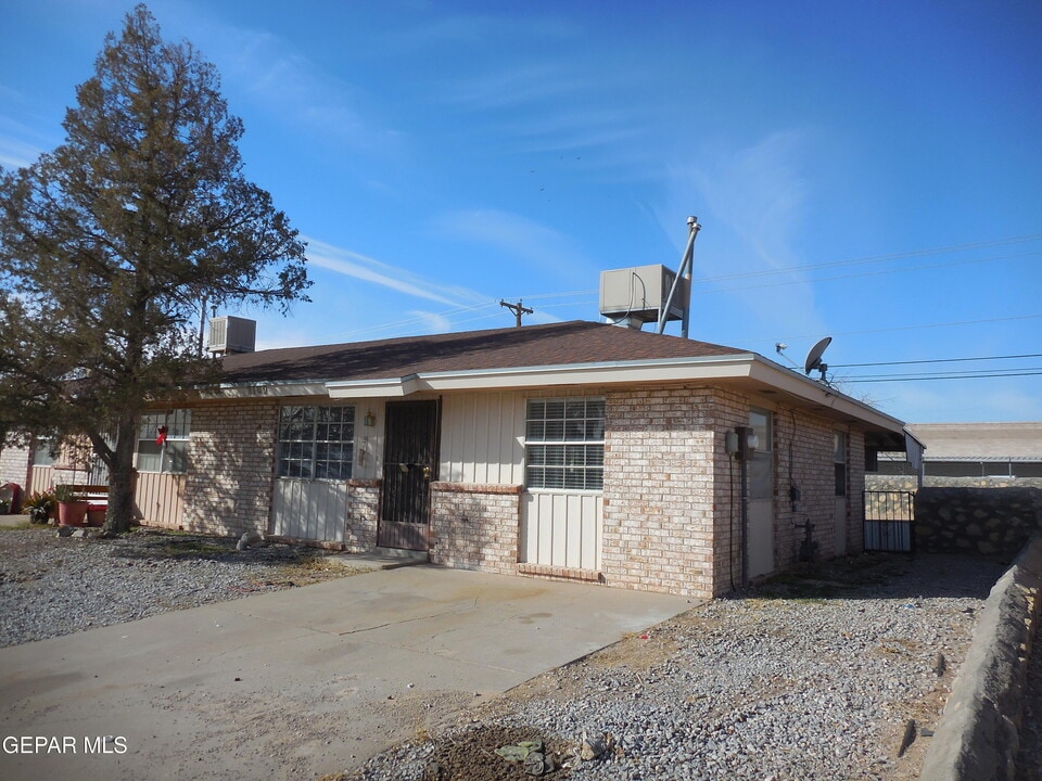 2109 Lake Omega St in El Paso, TX - Building Photo