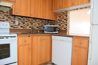 10900 SW 104th St, Unit 316 in Miami, FL - Building Photo - Building Photo