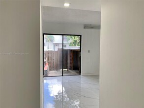 10337 NW 9th St Cir in Miami, FL - Building Photo - Building Photo