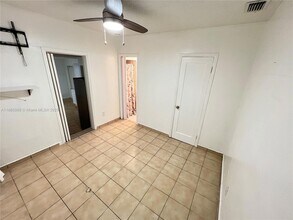 200 W 53rd Terrace in Hialeah, FL - Foto de edificio - Building Photo
