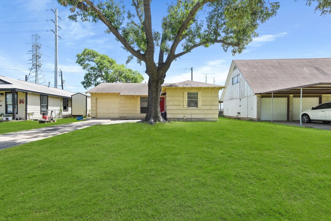 326 Brookview St in Channelview, TX - Building Photo