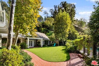 10521 Rocca Pl in Los Angeles, CA - Building Photo - Building Photo