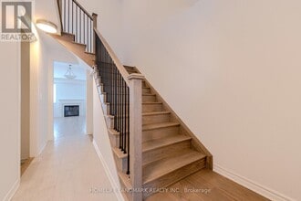 7 Moss Dr in Markham, ON - Building Photo - Building Photo