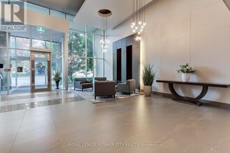 1055 Southdown Rd in Mississauga, ON - Building Photo - Building Photo