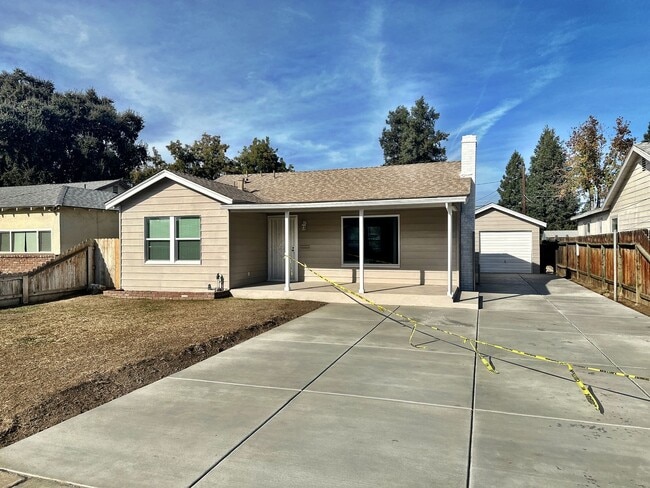 952 E Apricot Ave in Tulare, CA - Building Photo - Building Photo