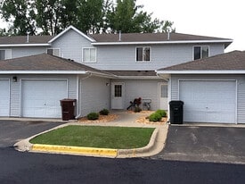 Valleyside Townhomes in Willmar, MN - Building Photo