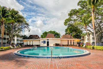 Coronado Springs in Palm Springs, FL - Foto de edificio - Building Photo