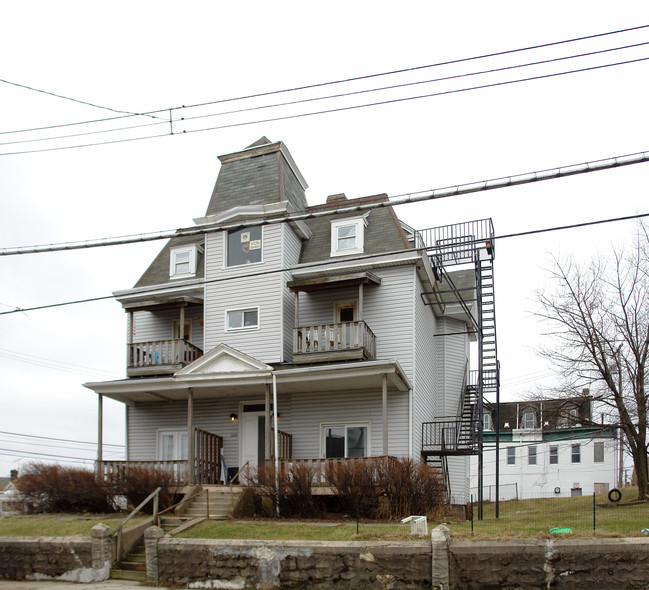 1028 E Warrington Ave in Pittsburgh, PA - Foto de edificio - Building Photo