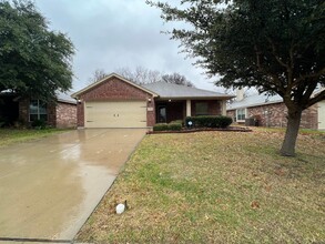 652 Clearbrook St in Azle, TX - Building Photo - Building Photo