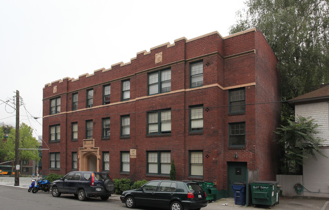 Consulate Apartments in Seattle, WA - Building Photo - Building Photo