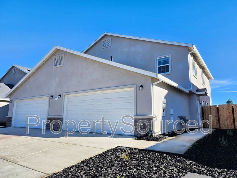 934 W Alameda St in Manteca, CA - Building Photo