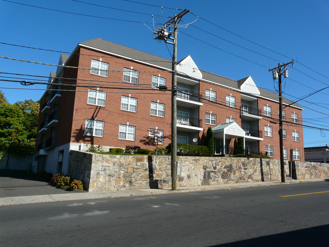 501 W Main St in Stamford, CT - Building Photo - Building Photo