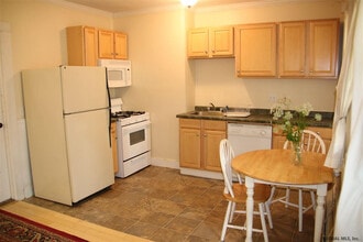 134 Woodlawn Ave in Saratoga Springs, NY - Building Photo - Building Photo