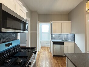 1721 W Nelson St, Unit A09W in Chicago, IL - Building Photo - Building Photo