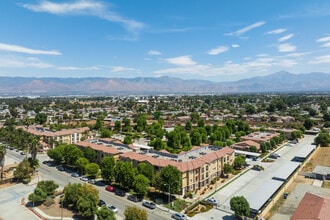Loma Linda Commons in Loma Linda, CA - Foto de edificio - Building Photo