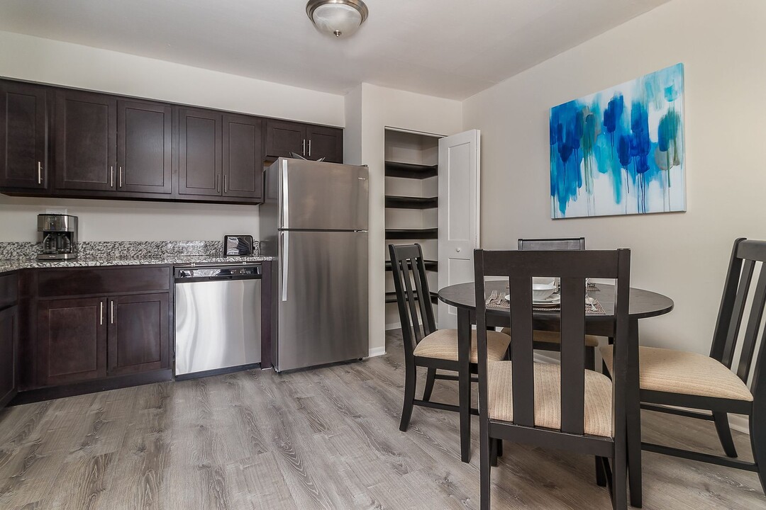 Edgewood Apartments in Woodridge, IL - Foto de edificio