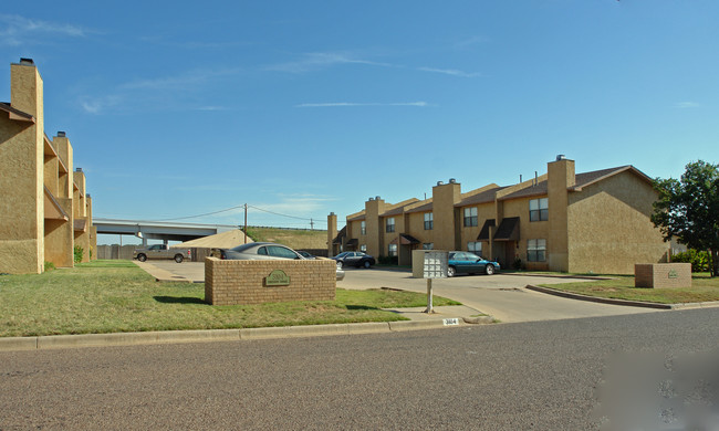 EDGEMERE SQUARE TOWNHOUSES in Plainview, TX - Foto de edificio - Building Photo