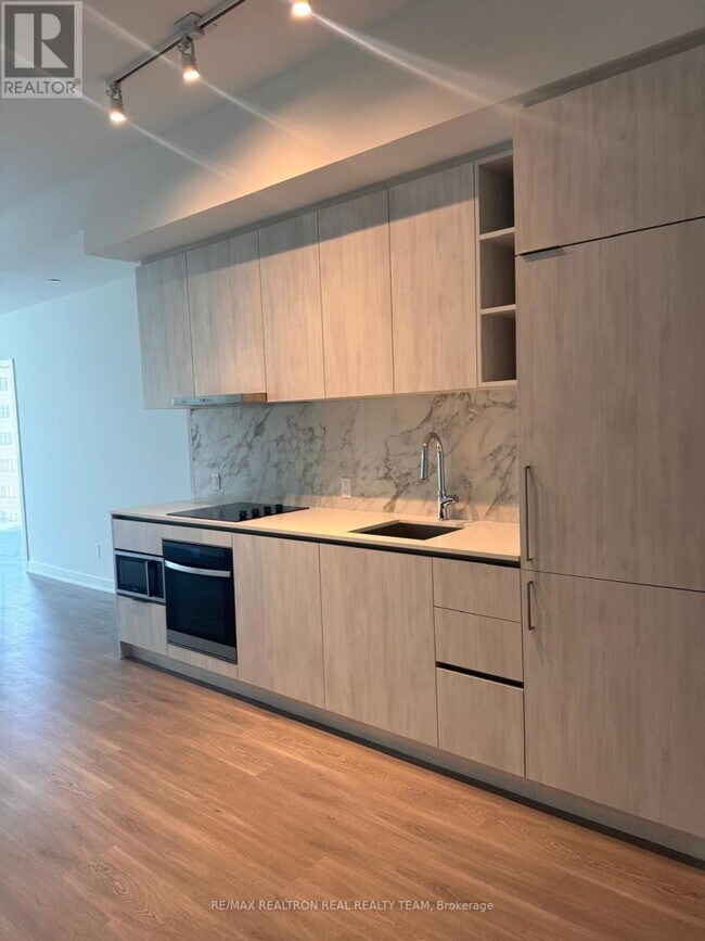 8-608 Wellesley St W in Toronto, ON - Building Photo - Building Photo