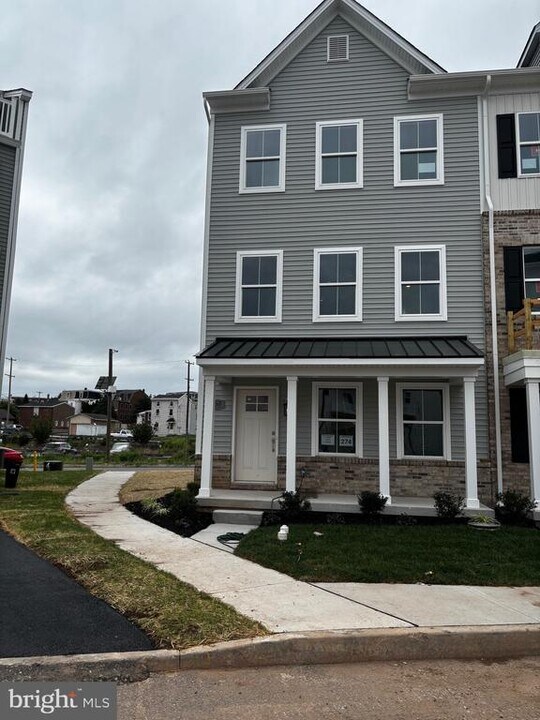63 E Front St in Bridgeport, PA - Building Photo