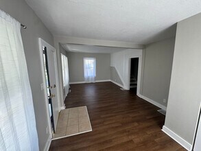 517 Lyndon Ln in Louisville, KY - Building Photo - Building Photo