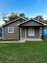 614 W Peach St in Angleton, TX - Building Photo