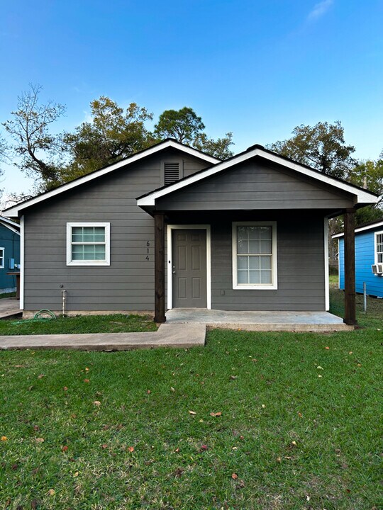614 W Peach St in Angleton, TX - Foto de edificio