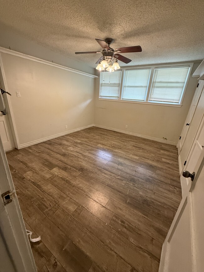 17641 Tulsa St in Granada Hills, CA - Foto de edificio - Building Photo