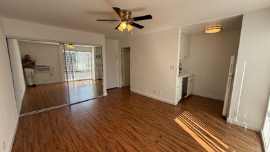 7044 Hawthorn Ave in Los Angeles, CA - Building Photo - Building Photo