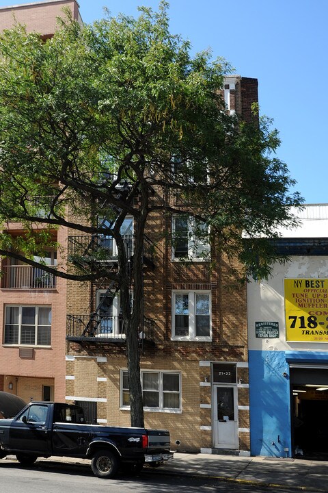 Shell in Long Island City, NY - Building Photo