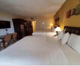 19201 Collins Ave, Unit 302 in Sunny Isles Beach, FL - Foto de edificio - Building Photo