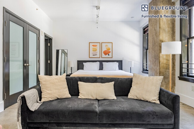 810 S Spring St in Los Angeles, CA - Building Photo - Building Photo