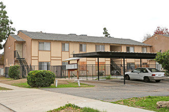 Castaway Apartments in Fresno, CA - Building Photo - Building Photo