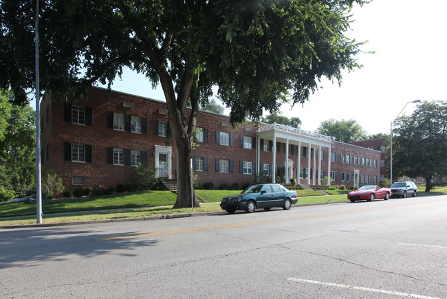 202-320 E Gregory Blvd in Kansas City, MO - Foto de edificio - Building Photo