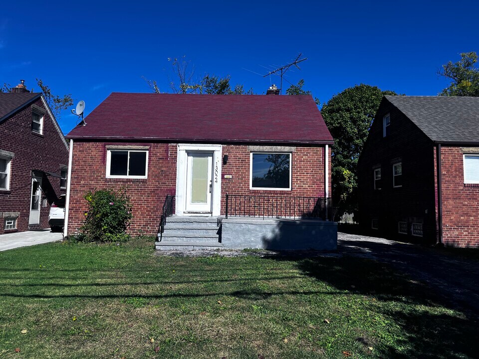 13024 Bellaire Rd in Cleveland, OH - Building Photo
