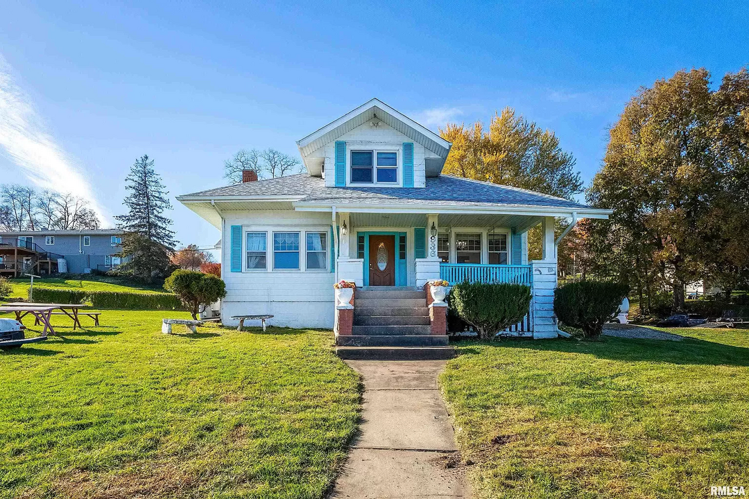 936 N Cody Rd in Le Claire, IA - Foto de edificio