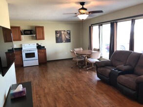 808 6th Ave W-Unit -3 in Grinnell, IA - Building Photo - Building Photo