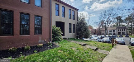 5677 Phelps Luck Dr in Columbia, MD - Foto de edificio - Building Photo