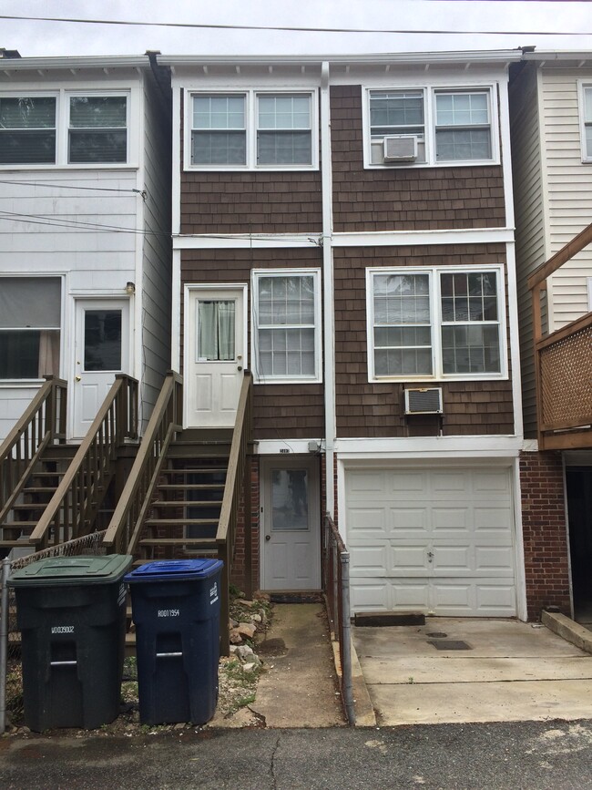 2407 Huidekoper Plz NW in Washington, DC - Foto de edificio - Building Photo