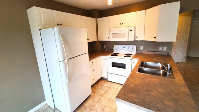 916-911 11 St in Cold Lake, AB - Building Photo - Building Photo