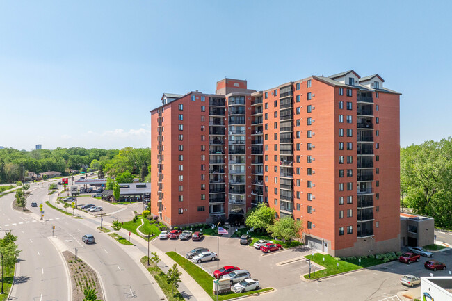 Woodlake Point Condominiums in Richfield, MN - Building Photo - Building Photo