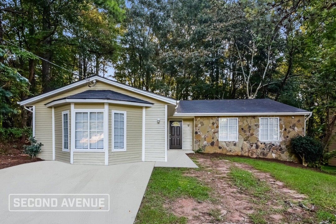 2196 Scarbrough Dr in Stone Mountain, GA - Building Photo