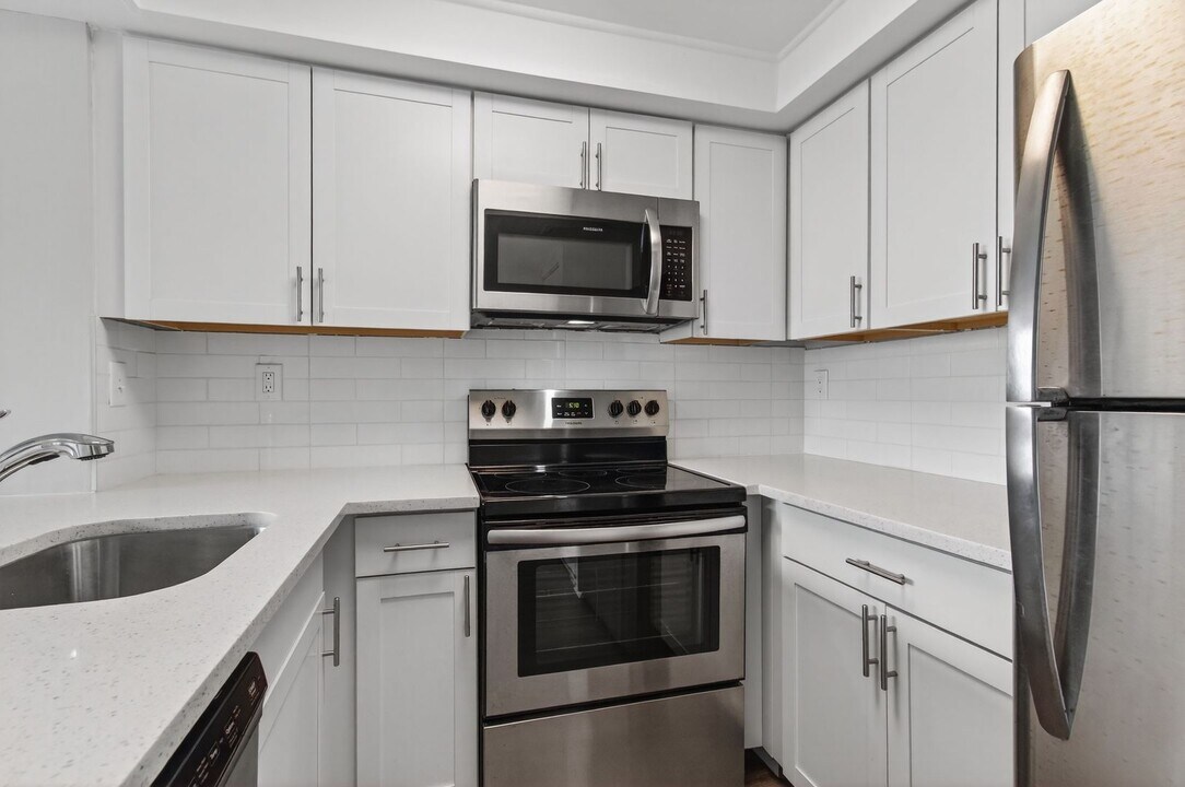 714 Executive Center Dr in West Palm Beach, FL - Building Photo
