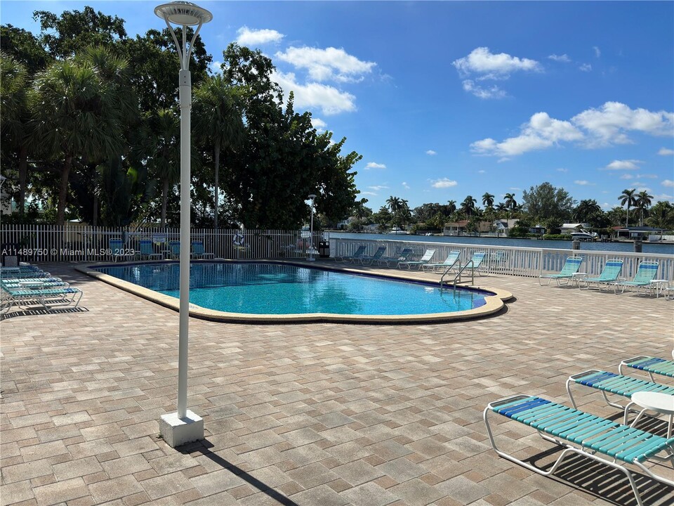 1455 N Treasure Dr, Unit 1C in North Bay Village, FL - Building Photo