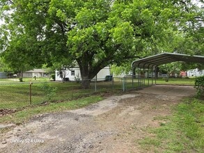 104 Greathouse St in Bridgeport, TX - Building Photo - Building Photo