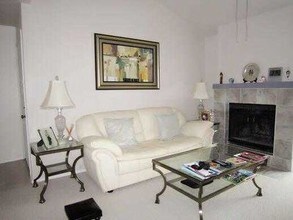 7950 N Stadium Dr-Unit -204 in Houston, TX - Building Photo - Building Photo