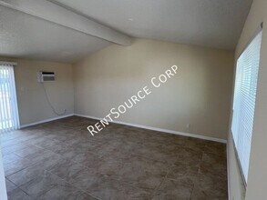 7742 Walpole Ave in California City, CA - Foto de edificio - Building Photo