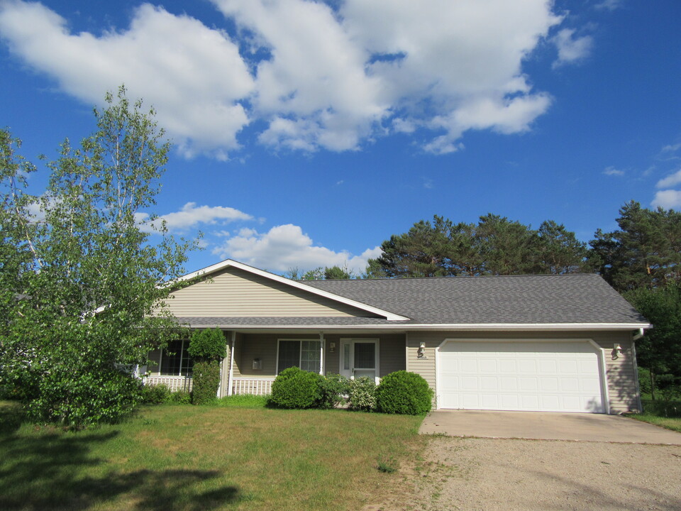 N1450 Spencer Lake Ct, Unit 1448 in Waupaca, WI - Building Photo