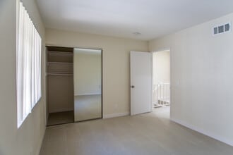 Orion Townhouses in North Hills, CA - Foto de edificio - Interior Photo